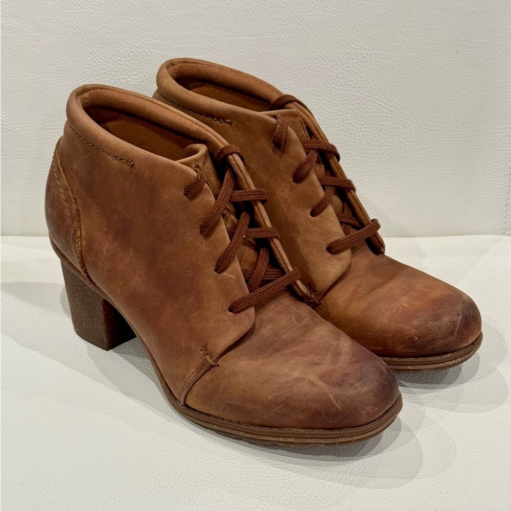 Clarks Sashlin Sue Booties Size 7.5 M Caramel Brown Nubuck Leather Heeled Boho